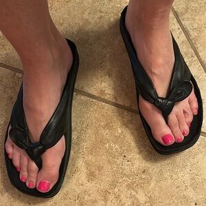 Earth Black Sandals Classic Thong Design
